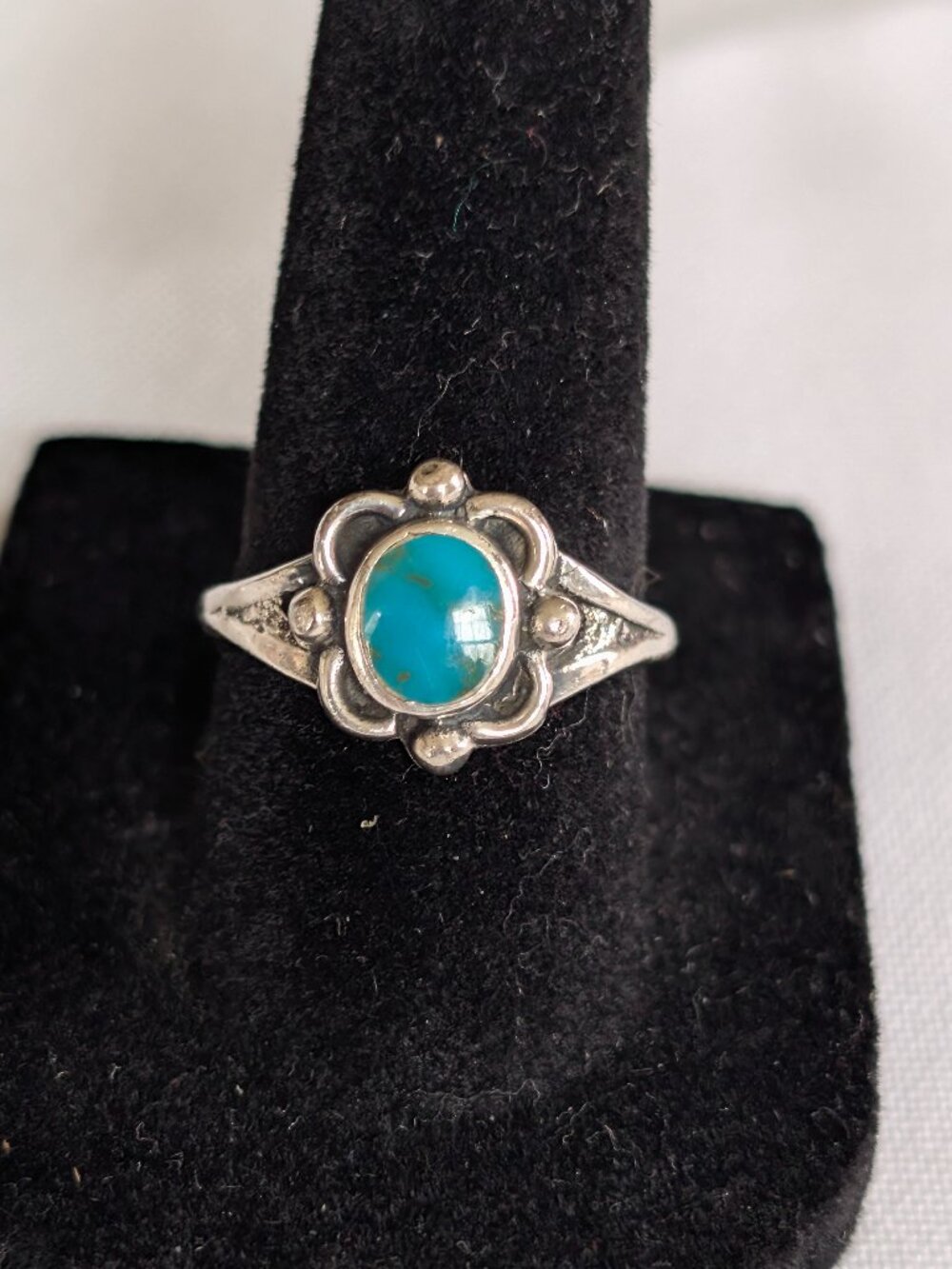 Vintage Silver Southwestern Style Ring with Round Inset Turquoise intricate set